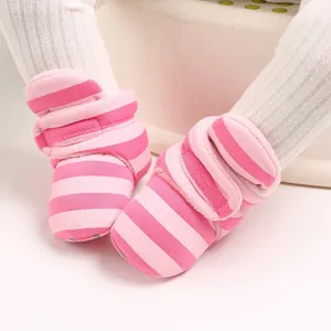 Detailansicht der rosa gestreiften warmen Babyschuhe mit einem weichen Fleecefutter