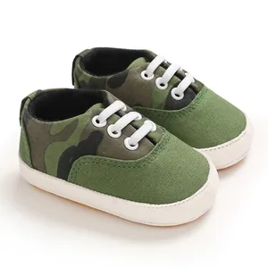 Vue détaillée de chaussures de marche pour bébé à motif camouflage avec semelles en caoutchouc