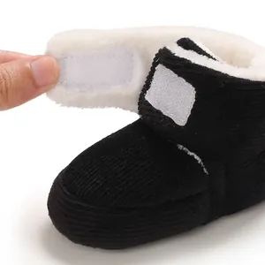 Détail de bottes de neige pour bébé montrant le velours côtelé et la doublure polaire
