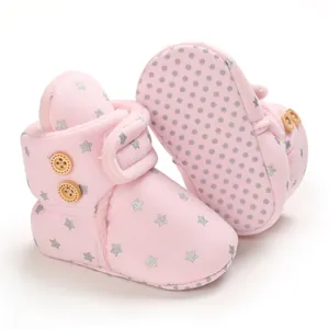 Detalle de botas rosas de invierno para bebé con estrellas, forro suave y suela flexible