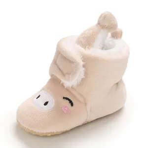 Vue détaillée de bottes de neige pour bébé avec motif de cochon brodé et doublure chaude
