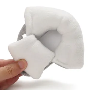 Gedetailleerde macro-weergave van de zachte witte pluche voering van een baby schoen