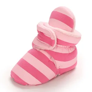 Detailansicht der rosa gestreiften, gefütterten Baby-Winterschuhe mit weicher Gummisohle