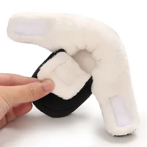 Gros plan sur la doublure en peluche blanche douce et le velcro des bottes de neige bébé