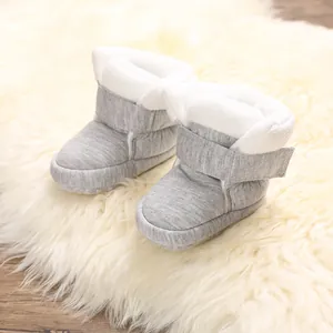 Warme grijze babyslofjes met zachte witte fleece voering en klittenbandsluiting