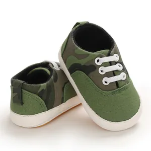 Détails des chaussures de marche pour bébé avec motif camouflage et semelle souple