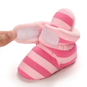 Detailansicht von rosa gestreiften Baby-Schneestiefeln mit warmem Fleece-Futter.