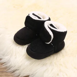 Gros plan de bottes de neige bébé noires en velours avec doublure en fausse fourrure
