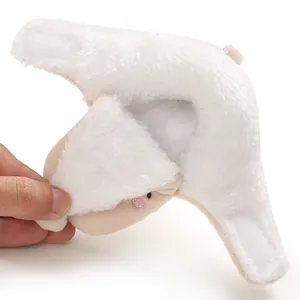 Vue détaillée de la doublure en peluche blanche douce des bottes d'hiver pour bébé