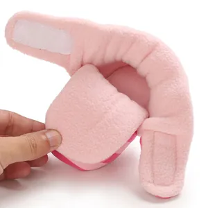 Nahaufnahme von rosa Plüschfutter und Klettverschluss an Baby-Winterschuh
