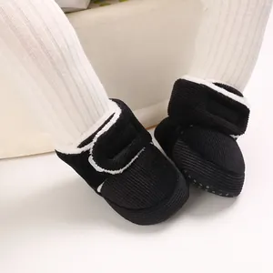 Gros plan sur des bottes de neige pour bébé en velours noir avec doublure polaire