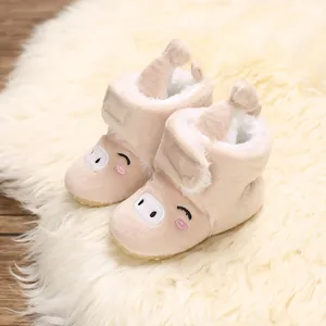Détail de bottes de neige chaudes pour bébé en peluche avec broderie visage de cochon