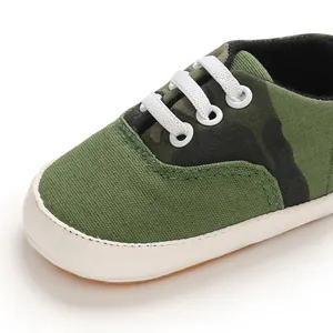 Gros plan détaillé sur le motif camouflage et la semelle souple de la chaussure bébé