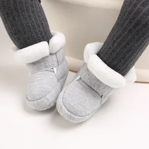 Detail van comfortabele grijze baby katoenen laarzen met zachte zool en imitatiebont