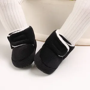 Vue détaillée de bottines d'hiver pour bébé en velours noir avec doublure peluche