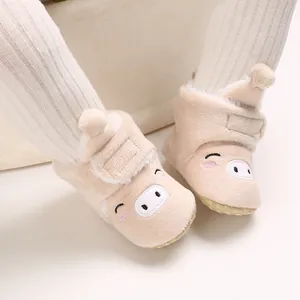 Gros plan sur les bottes de neige pour bébé cochon mignon avec doublure en polaire