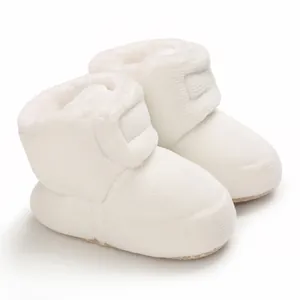 Bottes de neige blanches et douces pour bébé avec fermeture à scratch pour l'hiver.