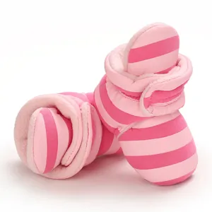 Gemütliche gestreifte Baby-Boots mit Fleece-Futter und weichen Sohlen für den Winter.