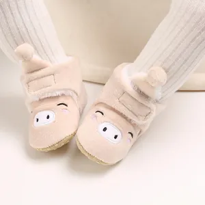Gros plan de bottes de neige pour bébé motif cochon avec doublure polaire et semelles antidérapantes