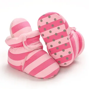 Detailansicht von rosa gestreiften Babyschuhen mit rutschfester Sohle und warmem Fleecefutter