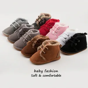 Bunte Baby-Winterstiefel mit warmem Fleecefutter und rutschfesten Gummisohlen in der Detailansicht.