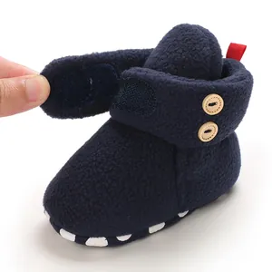 Detailopname van een donkerblauwe fleece babyschoen met handige klittenbandsluiting