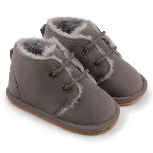 Gemütliche graue Baby-Lauflernschuhe mit warmem Fleecefutter und griffigen Gummisohlen.