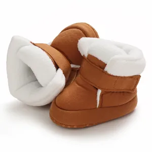Detailopname van de warme witte fleecevoering en bruine buitenkant van babyschoentjes