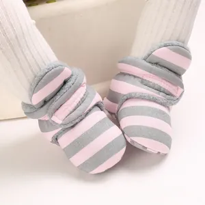 Detailansicht der rosa-grau gestreiften, warmen Baby-Winterstiefel mit Fleecefutter