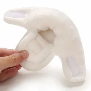 Gros plan sur chaussure bébé en peluche blanche avec doublure chaude et velcro