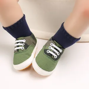 Vue détaillée des chaussures de marche camouflage pour bébé avec semelle antidérapante