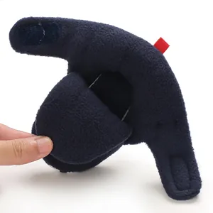 Dettaglio del morbido tessuto in pile blu navy sulle calde scarpine invernali per neonati