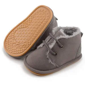Detailansicht graue warme Baby-Winterstiefel mit rutschfester Gummisohle