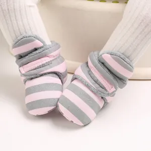 Details von rosa-grau gestreiften, fleecegefütterten warmen Babyschuhen für Winter