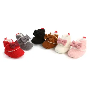 Bunte Plüsch-Babystiefel mit Schleifen für warme Babyfüße im Herbst und Winter.