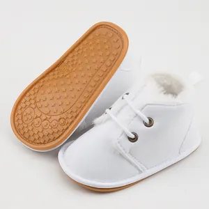 Detailansicht weißer Baby-Winterschuhe mit Fleecefutter und rutschfester Gummisohle