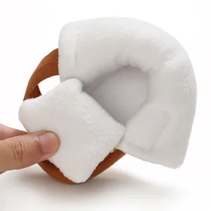Detailopname van baby katoenen schoentjes met zachte zool en warme witte pluche voering.