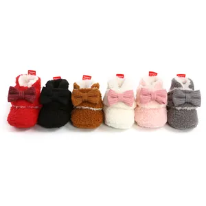 Detailansicht der flauschigen Baby-Winterschuhe mit Schleifen in sechs süßen Farben