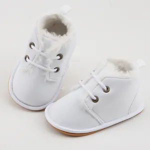 Detailansicht der weißen warmen Plüsch-Babystiefel mit rutschfesten Gummisohlen