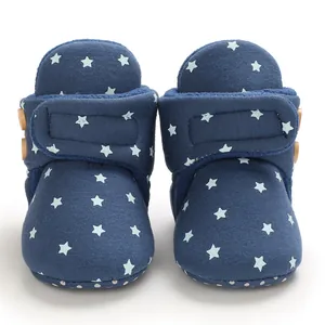Detalle de botas de nieve azules para bebé con estrellas y forro polar muy cálido