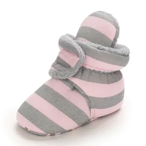 Detailansicht der rosa-grau gestreiften Baby-Winterstiefel mit weichem Fleecefutter