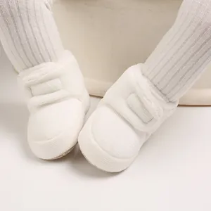 Vue détaillée de bottes de neige pour bébé doublées de polaire blanche à semelle souple.