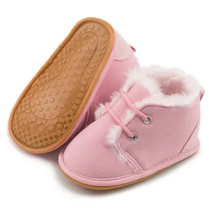 Detailansicht rosa Baby-Winterstiefel mit warmem Fellfutter und rutschfester Gummisohle