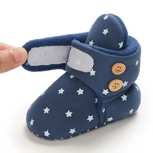 Detalle de bota de bebé cálida con estrellas, forro polar suave y cierre velcro