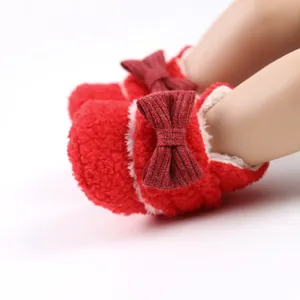 Detailansicht der roten flauschigen Baby-Winterstiefel mit dekorativer Schleife