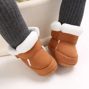 Gedetailleerd zicht op bruine baby-winterschoenen met witte pluche voering en zool