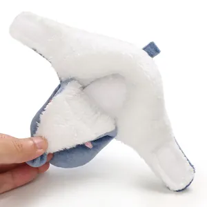 Détail de la doublure en peluche blanche épaisse d'une botte de neige bébé bleue.