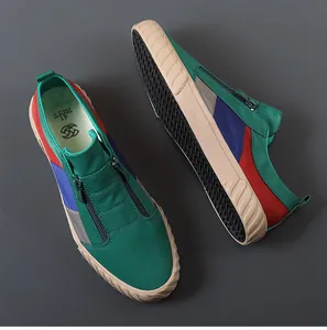 Draufsicht auf lässige Herren-Canvas-Schuhe mit Patchwork-Design und Reißverschluss-Detail