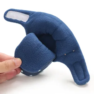 Detalle de bota de nieve de forro polar para bebé con cierre de velcro azul