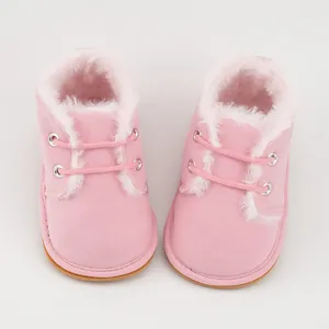 Detaillierte Draufsicht auf rosa warme Baby-Lauflernschuhe mit rutschfester Gummisohle